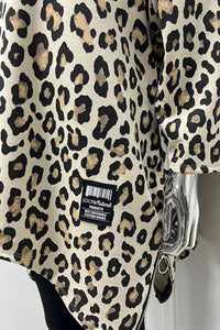 Flowy asymmetric tunic with a bold leopard print and zip-detailed hem