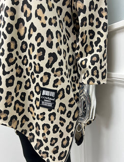 Flowy asymmetric tunic with a bold leopard print and zip-detailed hem