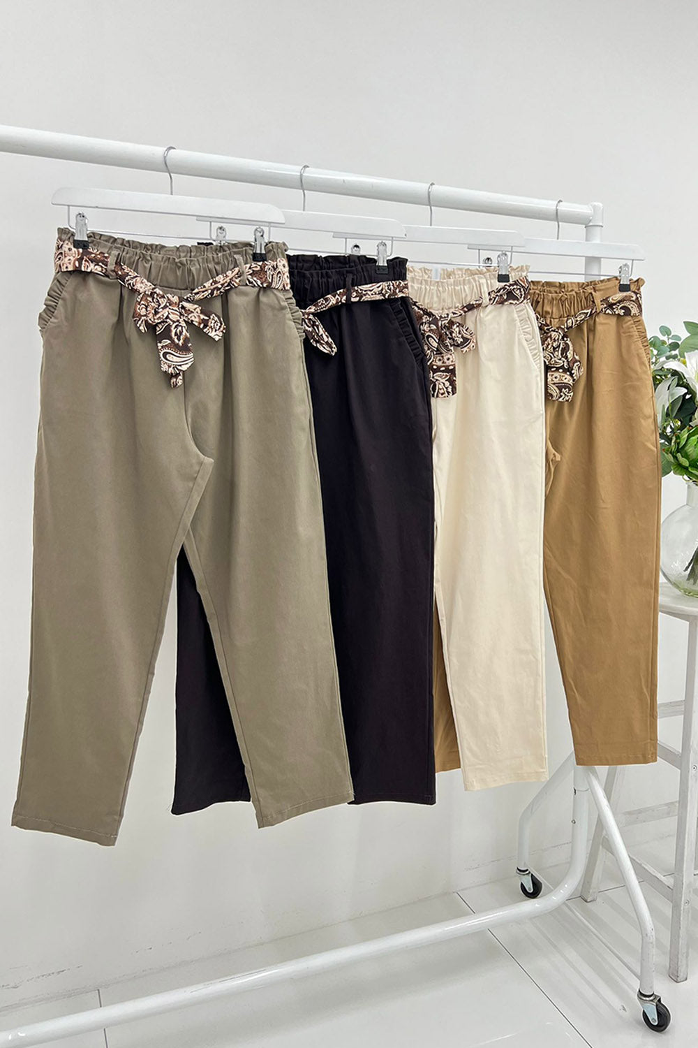 Elasticated waist high-waisted pants with relaxed, straight-leg fit