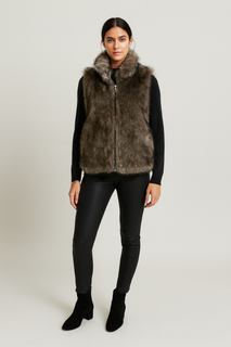 Sleeveless faux fur &nbsp;jacket with front zipper closure