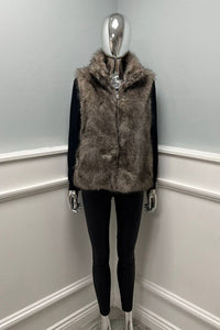 Sleeveless faux fur &nbsp;jacket with front zipper closure