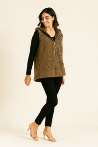 sleeveless hooded jacket with front zip closure and oversized ring pull