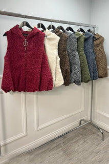 sleeveless hooded jacket with front zip closure and oversized ring pull