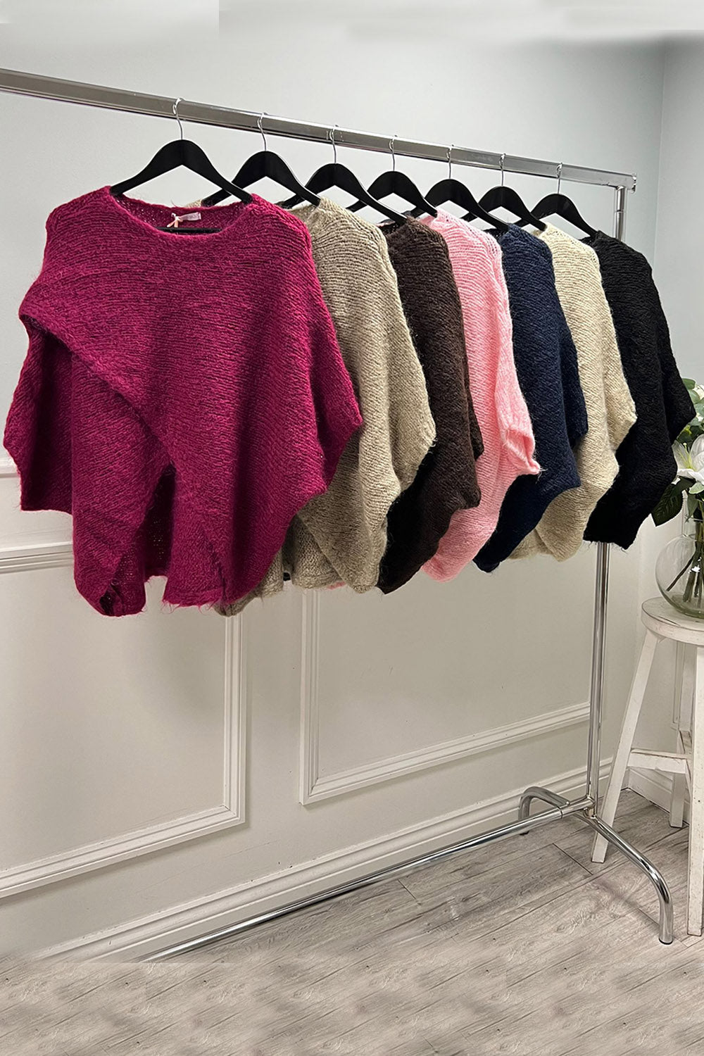 Relaxed fit , wide sleeves Jumper with cross-over front hem
