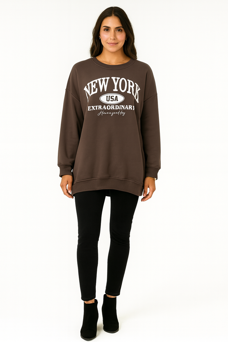 Oversized sweatshirt featuring a crew neckline.