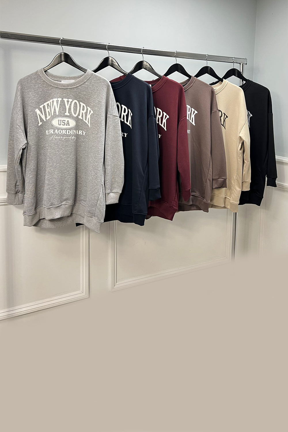 Oversized sweatshirt featuring a crew neckline.