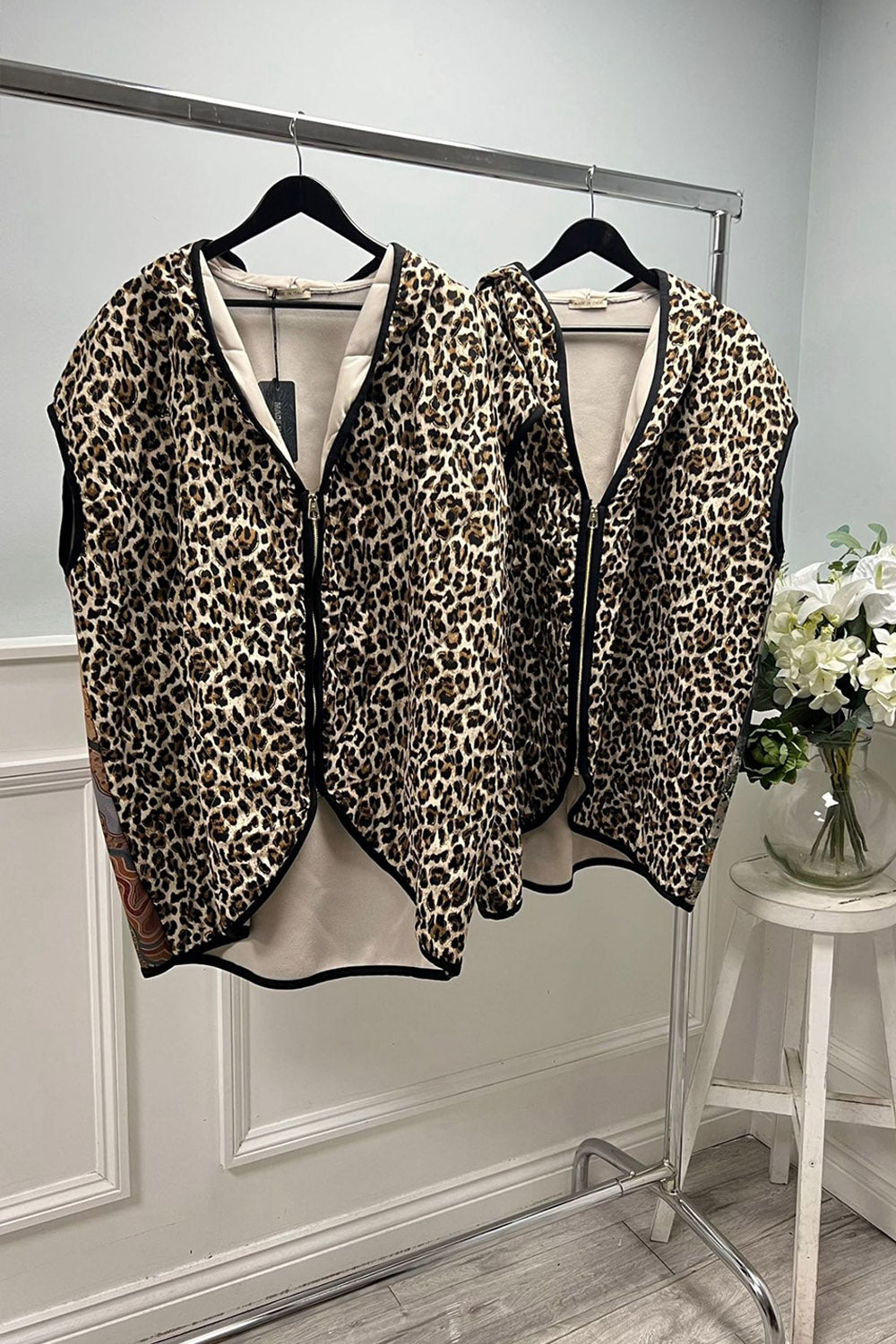 Leopard Print Vest – Sleeveless Zip-Up with Curved Hem