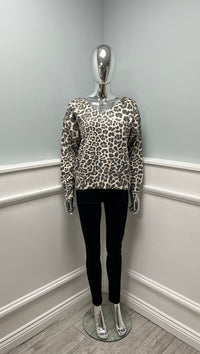 Leopard print V-neck TOP with a relaxed fit and slim sleeves