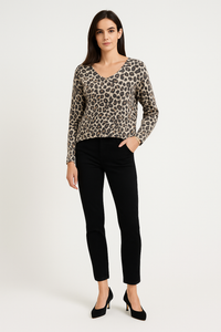 Leopard print V-neck TOP with a relaxed fit and slim sleeves