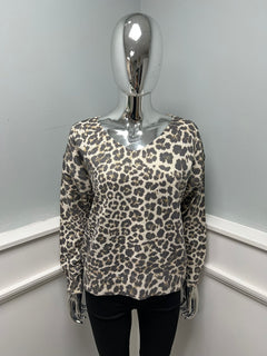 Leopard print V-neck TOP with a relaxed fit and slim sleeves