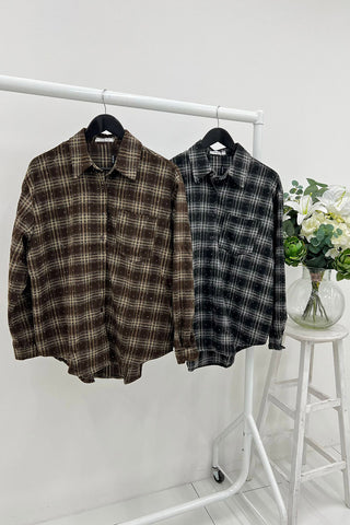 Relaxed fit , plaid patterned , Button-down front shirts