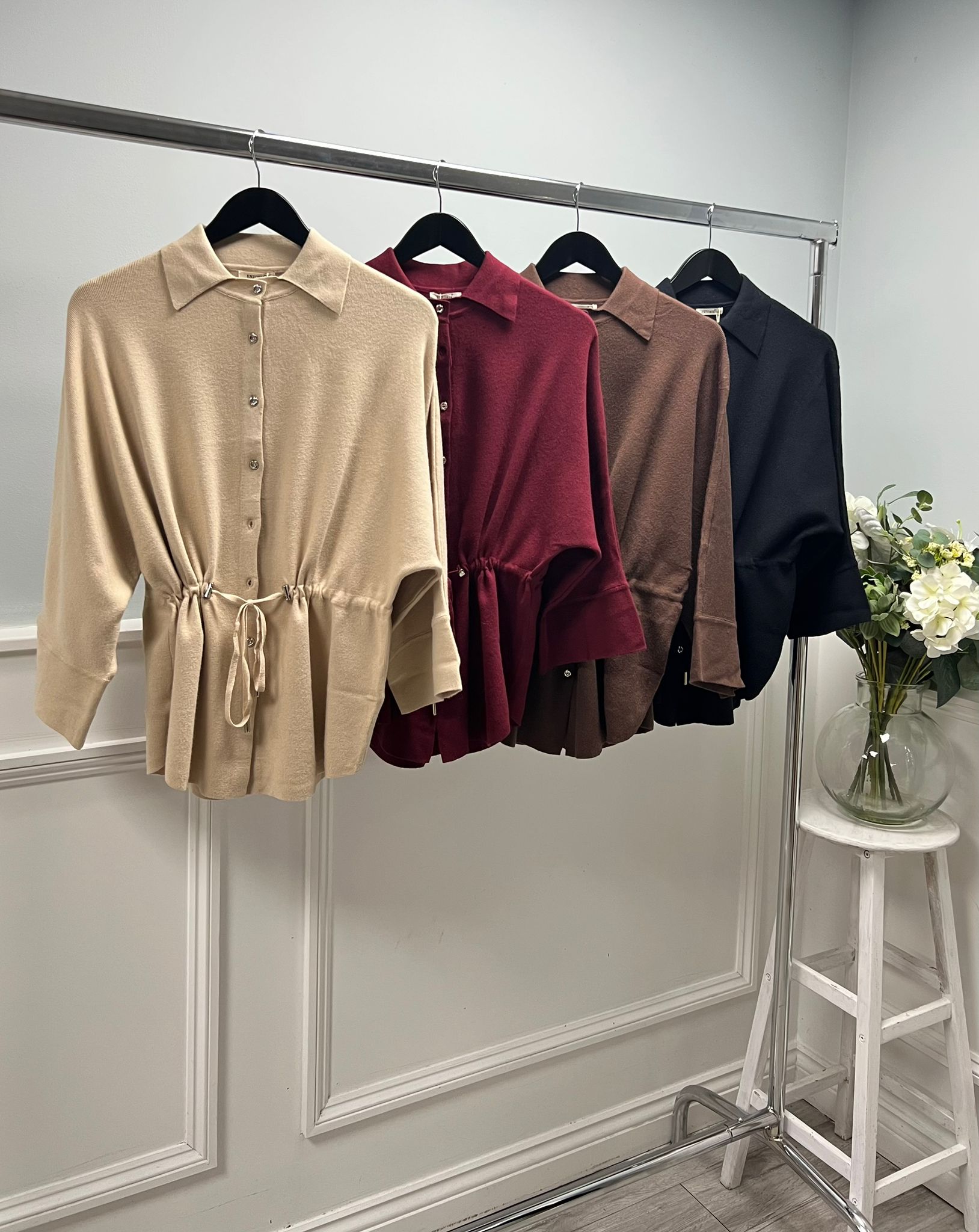 Structured shirt with a drawstring waist and flared sleeves