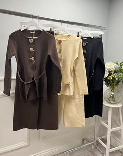 Tailored set with gold buttons, round neck, and a belted waist